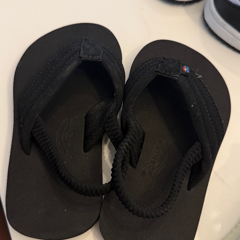 Rainbow Classic Black Sandals size 7/8 kids